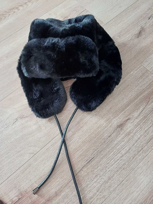 Czarna czapka uszatka damska Ochnik