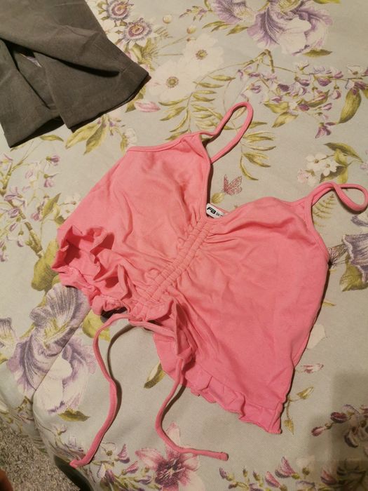 Top rosa com detalhes