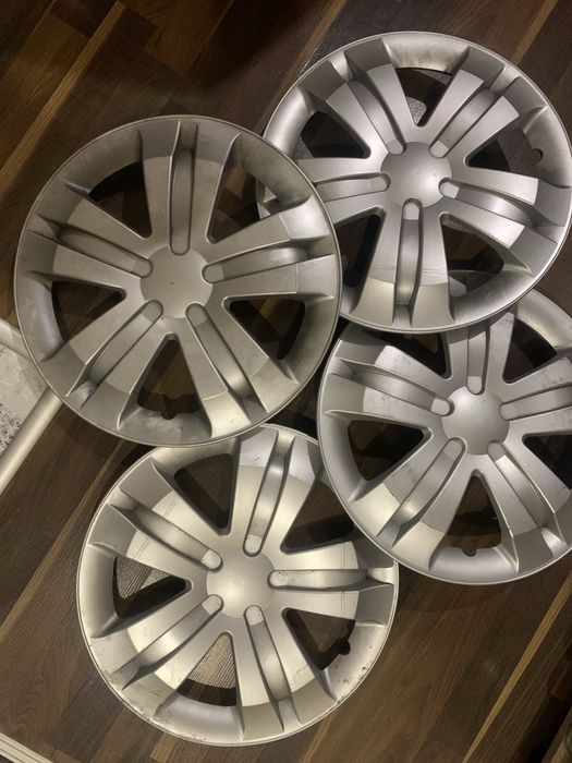 Продаю колпаки на машину