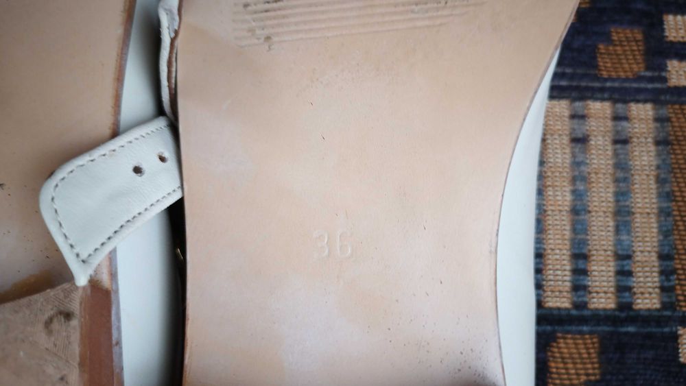 Par de sapatos cor champanhe