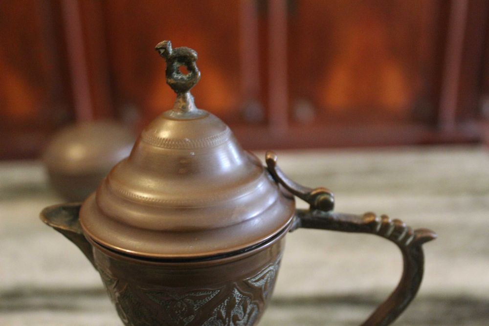 Dallah / chaleira/ cafeteira de cobre decorada com padrões ornamentais