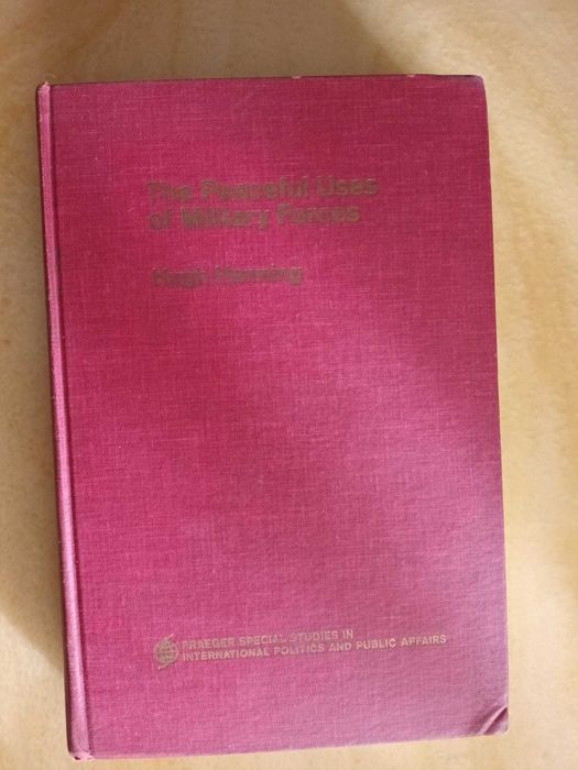 "The Peaceful Uses of Military Forces" por Hugh Hanning (1967)