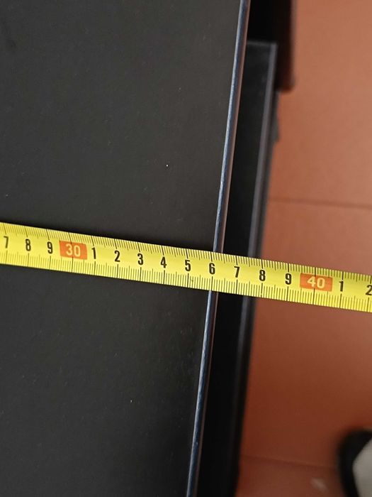 Mesa antiga com rodas