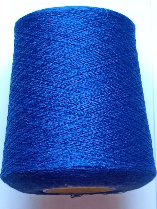 Італійська пряжа в бобінах синій роял