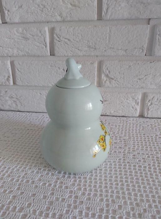 Ceramiczny pojemnik z chwostem.