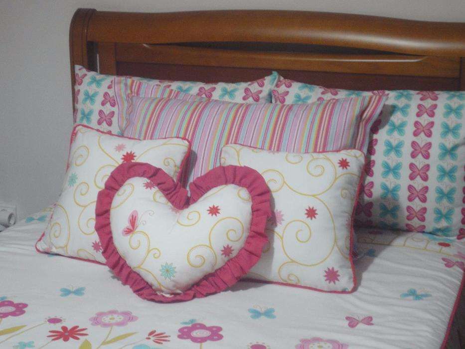 Colcha com Motivos Florais e Borboletas