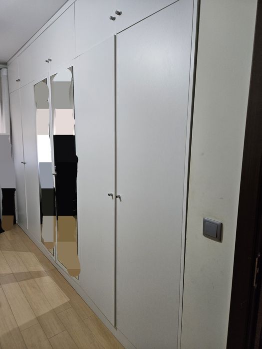 Vendo roupeiro de 12 portas e 9 gavetas