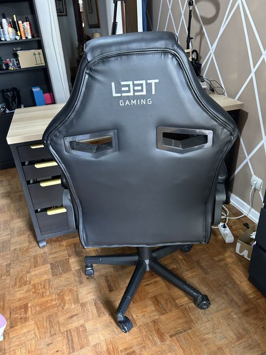 Cadeira gaming com pequenas marcas