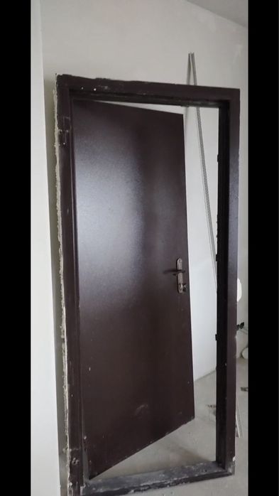 Вхідні двері  БУ , Металеві двері в квартиру , технічні( монтаж)