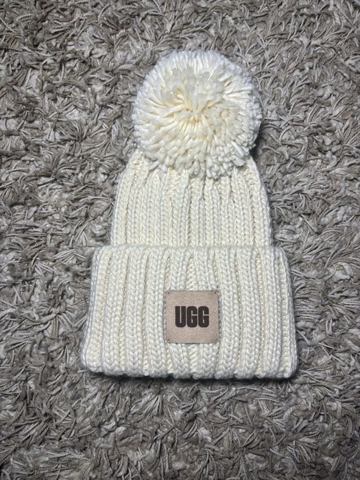 Zimowa czapka ugg z pomponem beżowa