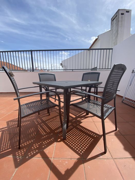 Mesa e cadeiras de jardim