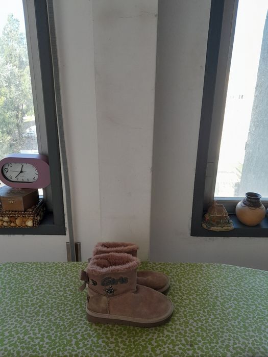 Vendo Botas de Criança FRIBOO muito bonitas como novas
