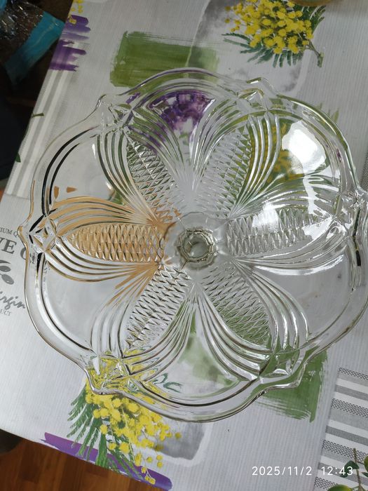 Продам вазу конфетницю.