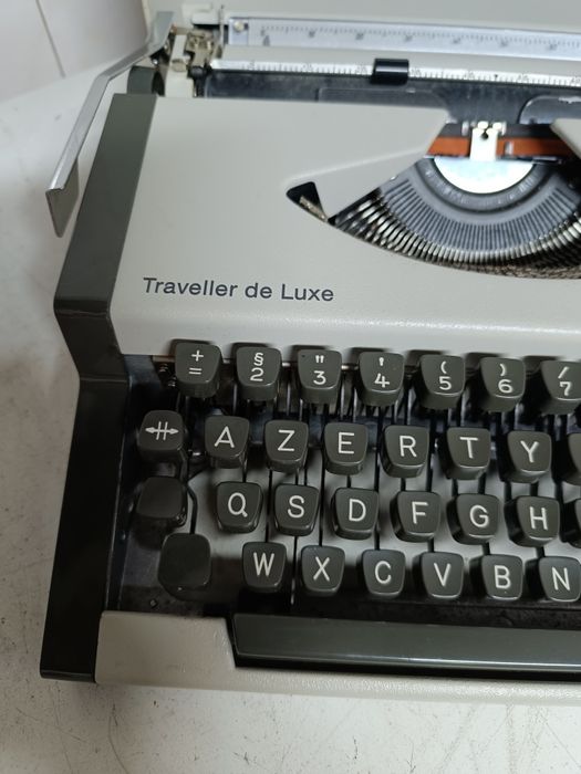 Máquina de escrever AEG
