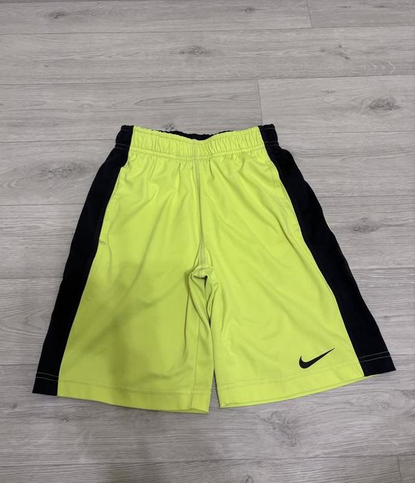 Класні спортивні шорти nike оригінал р.140