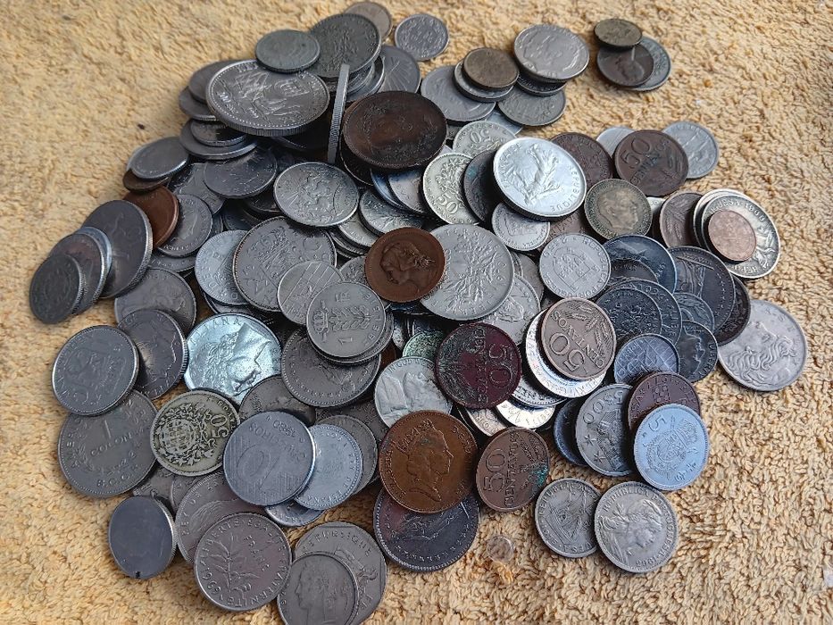570 moedas diversas,1 álbum e 28 folhas