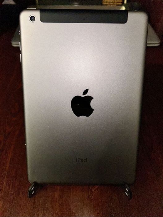 Продам справний Планшет Ipad Mini 2 16гб  Wi-Fi +стільникові дані LTE!

Планшет IPad mini 2 16 ГБ памʼяті стан ідеальний як новий все працює на екрані