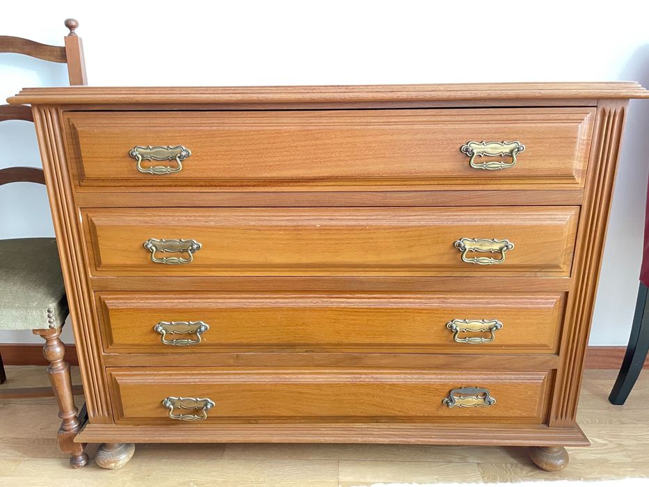 Cama com colchão, duas mesas de cabeceiras, cómoda