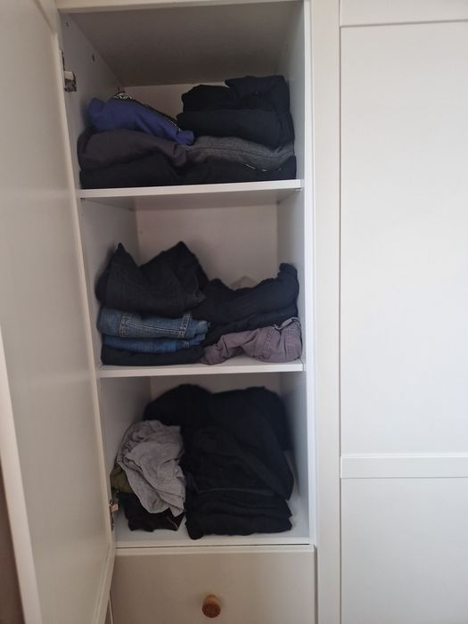 Biała szafa z uchwytami boho