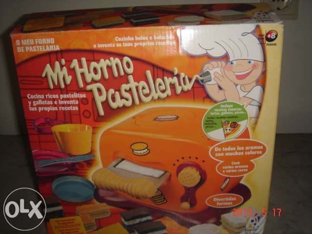 Brinquedo para crianças. forno que faz bolachas.k