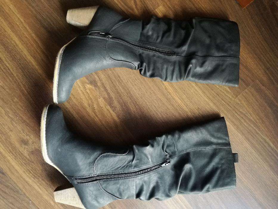 Botas de cano alto novas