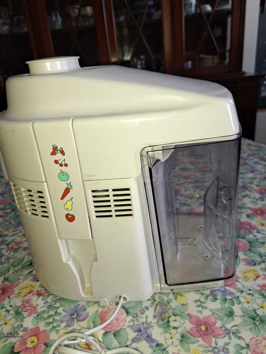 Mao eletricista preparar um ferro de engomar a vaporr a vapor de marca suisssa Elna.