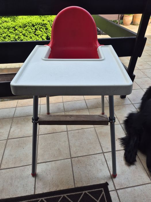 Krzesełko IKEA z podnóżkiem