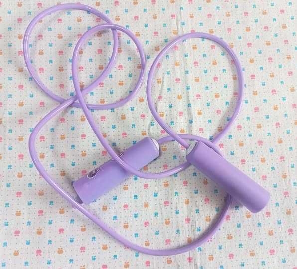 Игрушки: скакалка, кинетический песок и формы, посуда