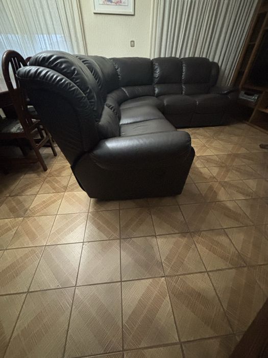 Vendo sofá castanho escuro para 5 pessoas
