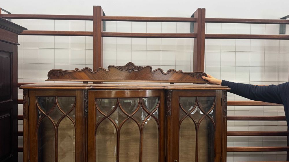 Cristaleira estilo Queen Anne