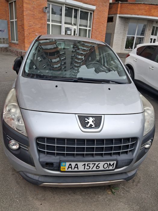 автомобіль Peugeot 3008