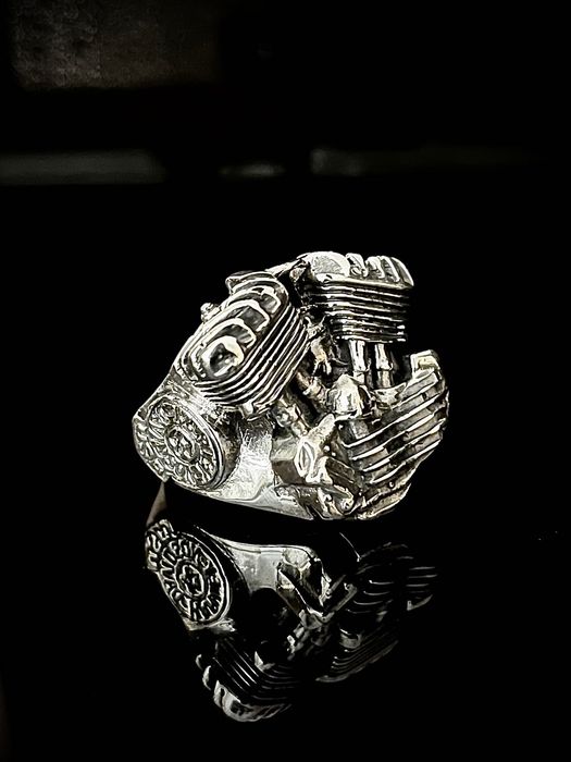 Idealny prezent .Srebrny sygnet “ śilnik Harley Davidson „ 1929-39r