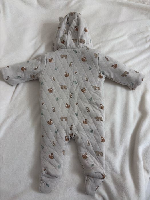 pikowany kombinezon niemowlęcy ze wzorem w leśne zwierzęta C&A 68 cm