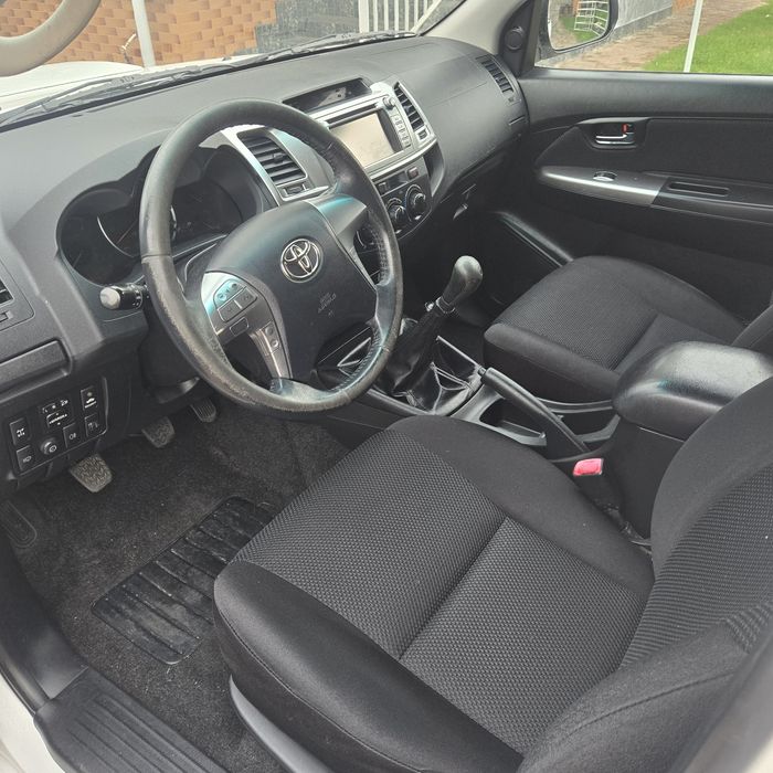 Продам Toyota Hilux 2013