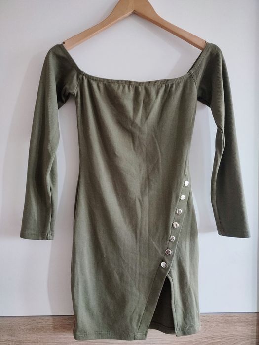 Zielona sukienka nz dekoltem na ramiona khaki wiosna lato