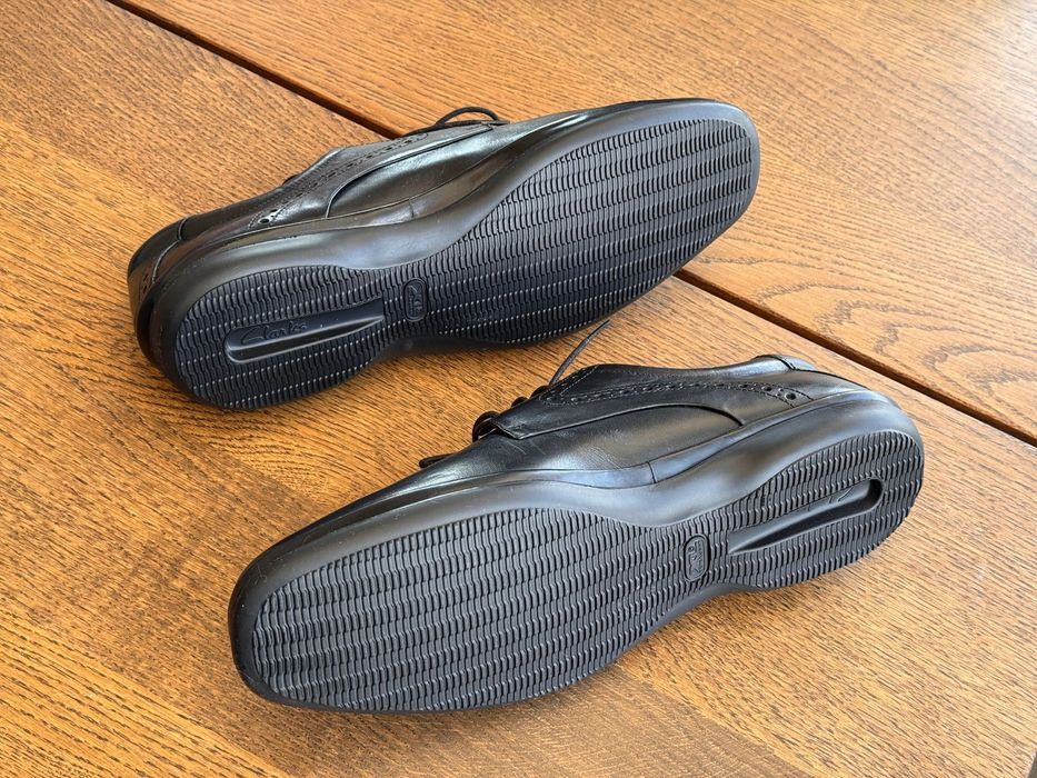 Sapatos formais, de homem. Marca Clarks.