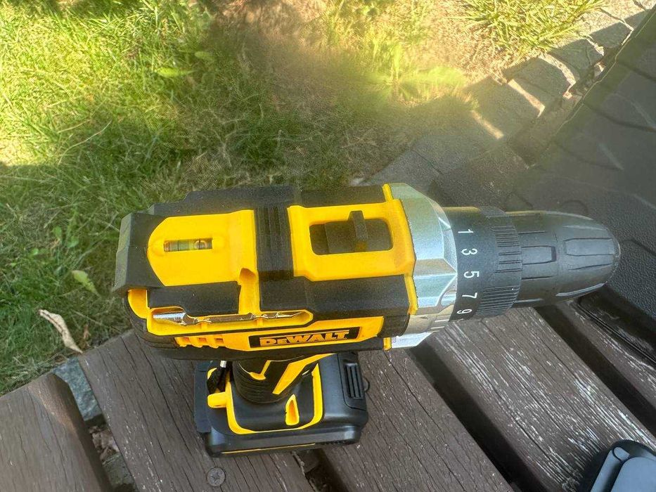 Дрель-шуруповерт на аккумуляторе DeWALT с набором инструментов в кейсе