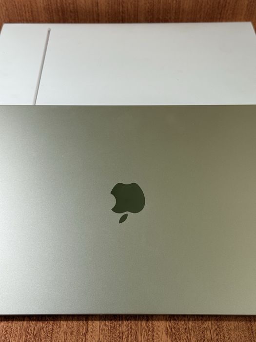 MacBook praticamente novo — apenas 2 meses de uso