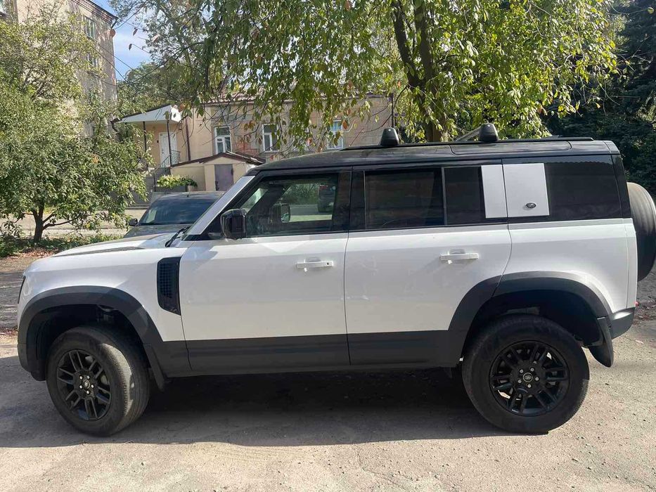 Продається особливий Land Rover Defender HSE P400 2021 року.