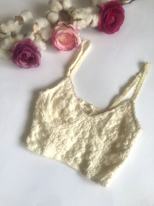 Бра/Топ. Ваніль. Мереживо/Сітка. S розмір. Обєм 75А.