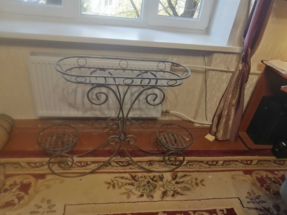 Кована підставка під квіти