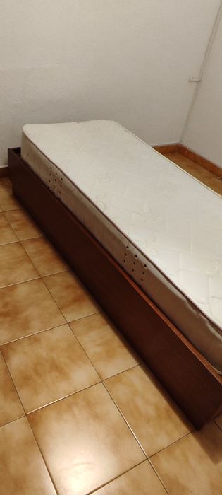 Cama em madeira e colchão