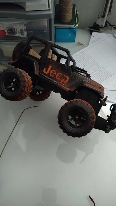 Carro Jeep com radio controle New Bright
