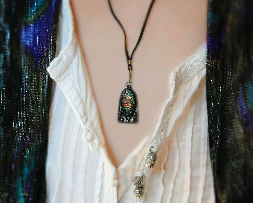 Stary wisior filigran, mosiądz, malowany, kwiaty, vintage