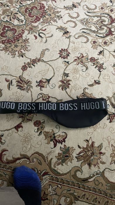 Сумка на пояс бананка LOUIS VUITTONта Hugo BOSS