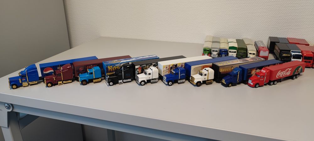 Колекція масштабних моделей авто вантажівок. Масштаб 1:87.