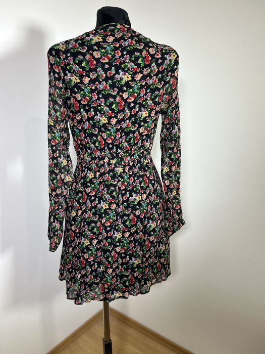 Sukienka American Vintage kwiaty S taliowana boho 36 z dekoltem czarna