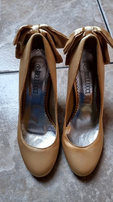 Buty na obcasie, złote, kokarda