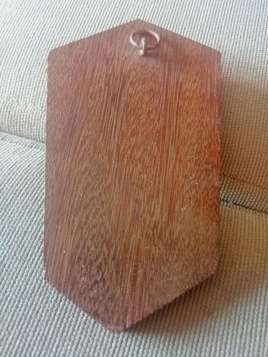 Quadro de madeira e metal com figura religiosa em alto-relevo