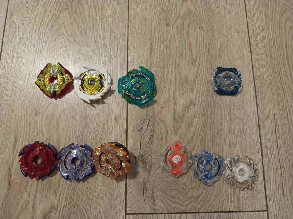 Бейблейд,Деталі та Бейблейди оригінальні , в чудовому стані.ОПИС!!